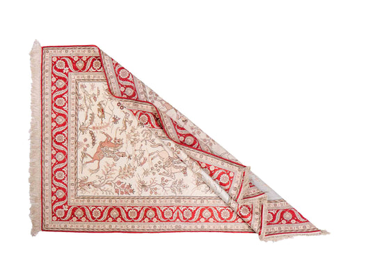 Feiner, handgeknüpfter Art Ghom aus Kunstseide. Ursprung China. Größe: 183 x 123 cm. Hauptfarben: Weiß, Creme, Rot. Vertrieb durch JUPITER Intl.