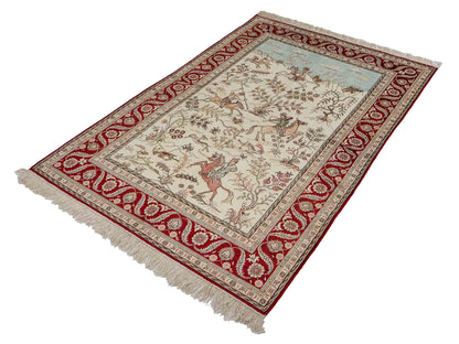 Feiner, handgeknüpfter Art Ghom aus Kunstseide. Ursprung China. Größe: 183 x 123 cm. Hauptfarben: Weiß, Creme, Rot. Vertrieb durch JUPITER Intl.