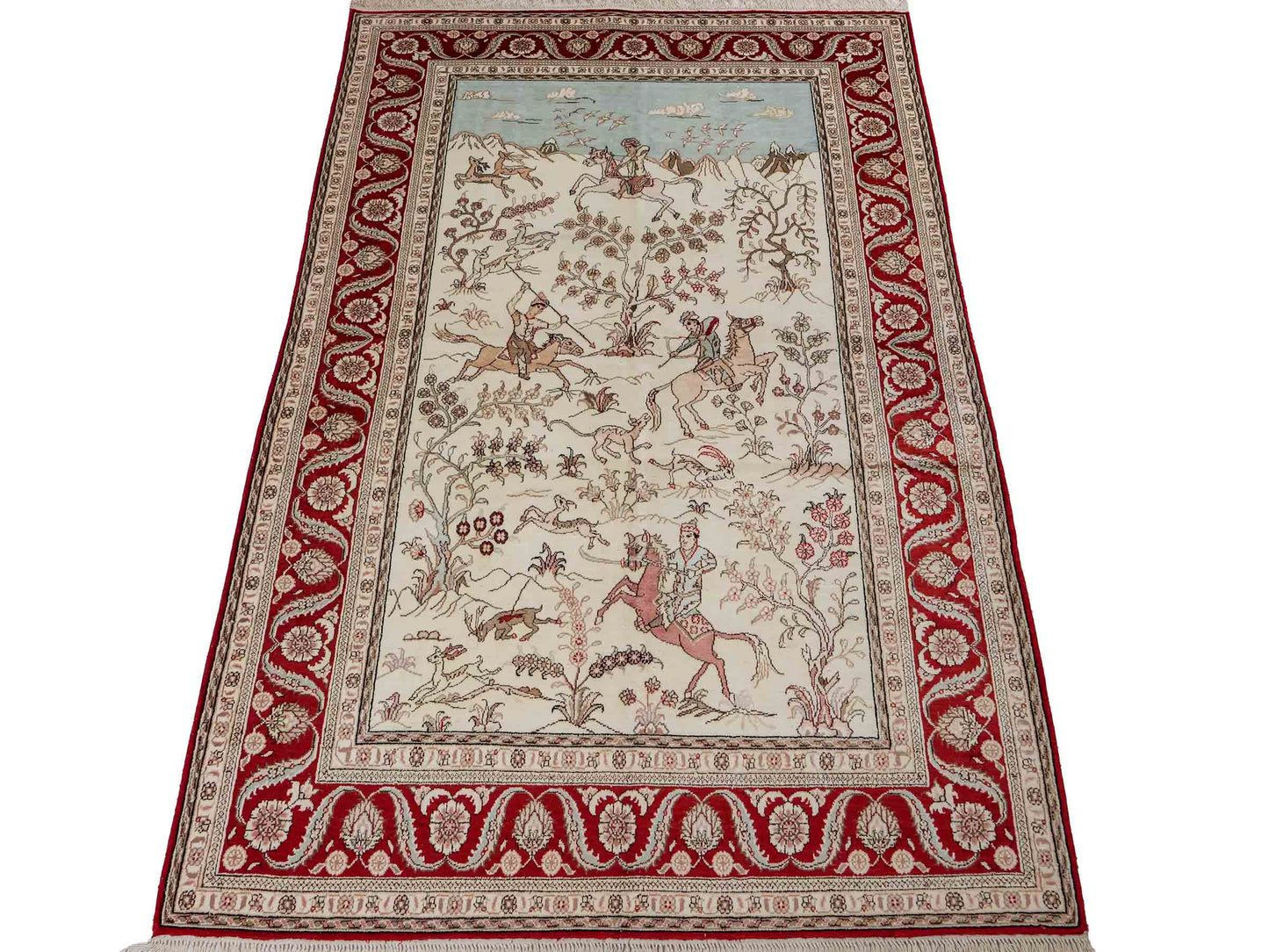 Feiner, handgeknüpfter Art Ghom aus Kunstseide. Ursprung China. Größe: 183 x 123 cm. Hauptfarben: Weiß, Creme, Rot. Vertrieb durch JUPITER Intl.