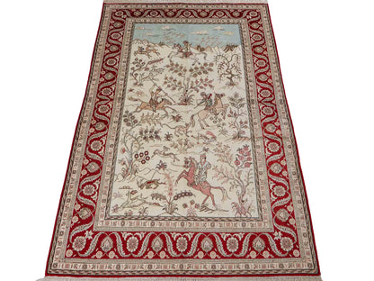 Feiner, handgeknüpfter Art Ghom aus Kunstseide. Ursprung China. Größe: 183 x 123 cm. Hauptfarben: Weiß, Creme, Rot. Vertrieb durch JUPITER Intl.