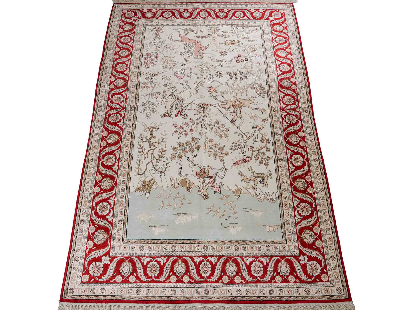 Feiner, handgeknüpfter Art Ghom aus Kunstseide. Ursprung China. Größe: 183 x 123 cm. Hauptfarben: Weiß, Creme, Rot. Vertrieb durch JUPITER Intl.