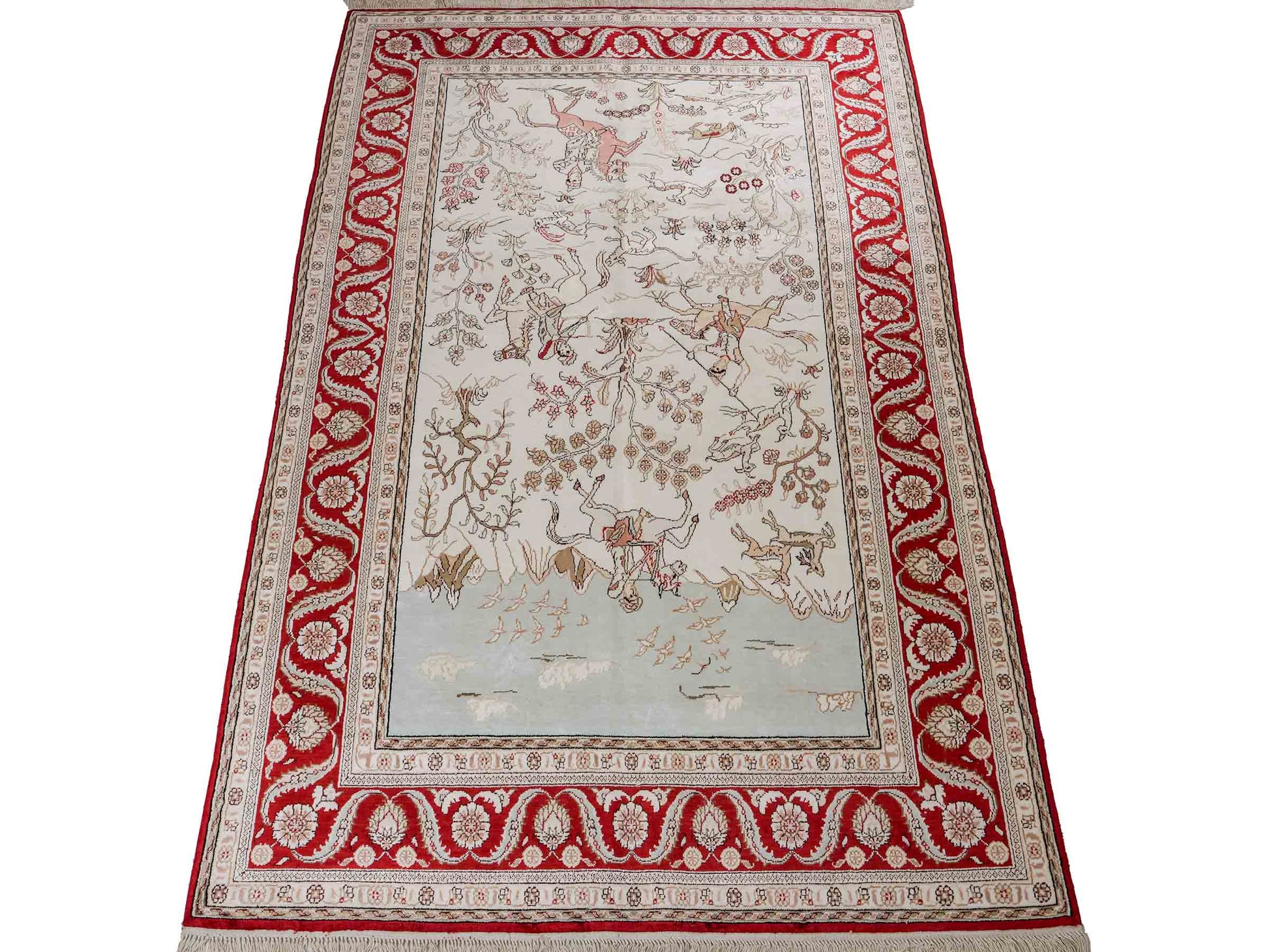Feiner, handgeknüpfter Art Ghom aus Kunstseide. Ursprung China. Größe: 183 x 123 cm. Hauptfarben: Weiß, Creme, Rot. Vertrieb durch JUPITER Intl.