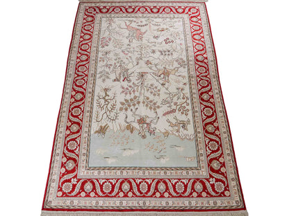 Feiner, handgeknüpfter Art Ghom aus Kunstseide. Ursprung China. Größe: 183 x 123 cm. Hauptfarben: Weiß, Creme, Rot. Vertrieb durch JUPITER Intl.