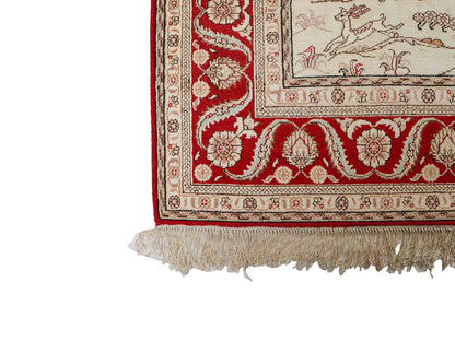 Feiner, handgeknüpfter Art Ghom aus Kunstseide. Ursprung China. Größe: 183 x 123 cm. Hauptfarben: Weiß, Creme, Rot. Vertrieb durch JUPITER Intl.