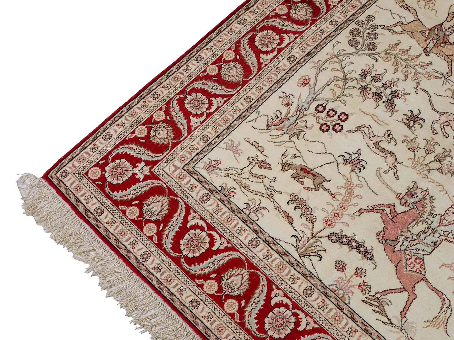 Feiner, handgeknüpfter Art Ghom aus Kunstseide. Ursprung China. Größe: 183 x 123 cm. Hauptfarben: Weiß, Creme, Rot. Vertrieb durch JUPITER Intl.