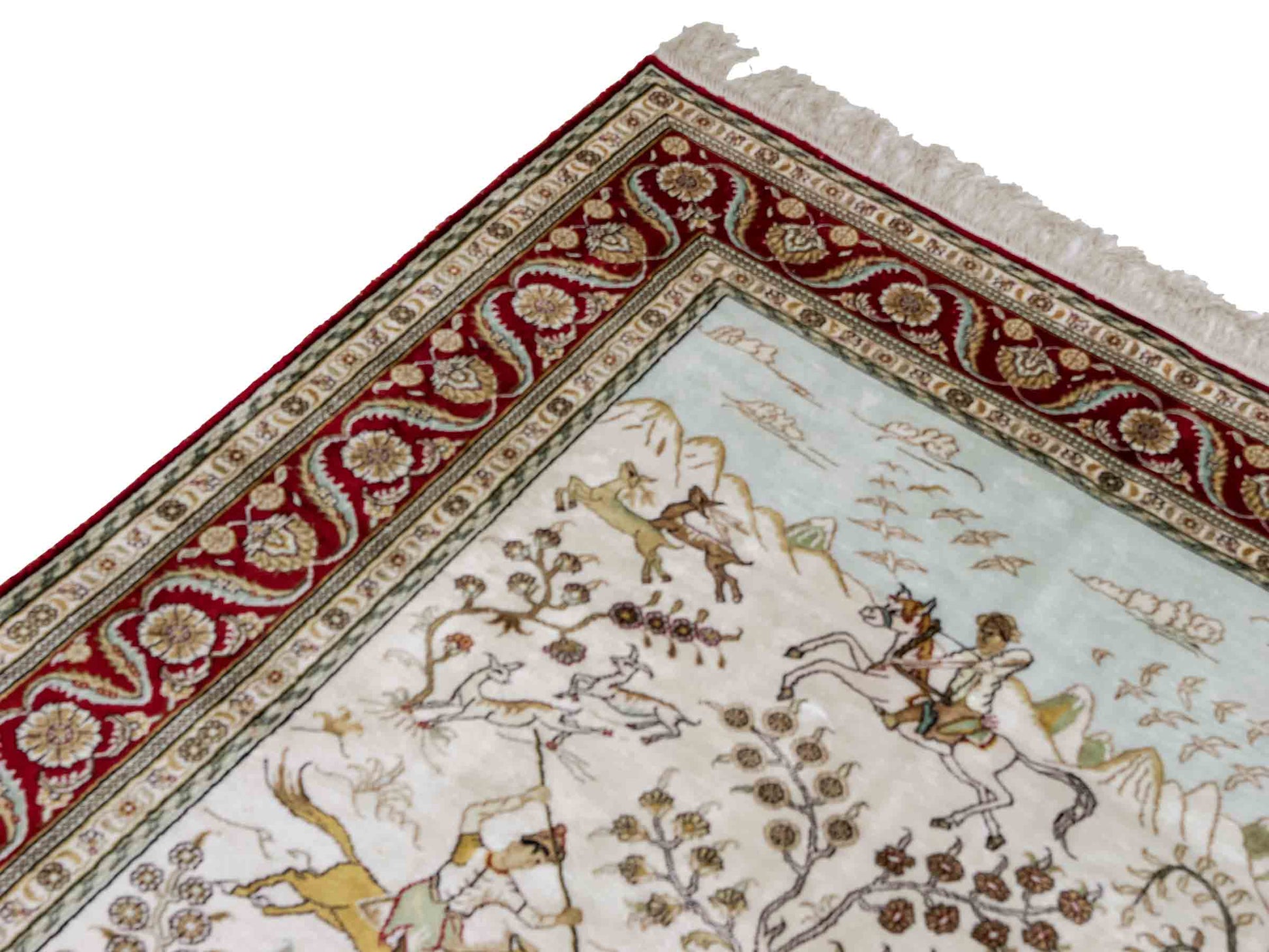 Feiner, handgeknüpfter Art Ghom aus Kunstseide. Ursprung China. Größe: 183 x 124 cm. Hauptfarben: Weiß, Creme, Rot. Vertrieb durch JUPITER Intl.