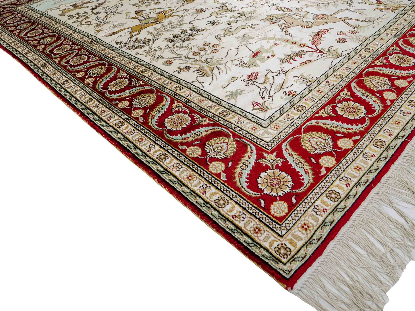 Feiner, handgeknüpfter Art Ghom aus Kunstseide. Ursprung China. Größe: 183 x 124 cm. Hauptfarben: Weiß, Creme, Rot. Vertrieb durch JUPITER Intl.