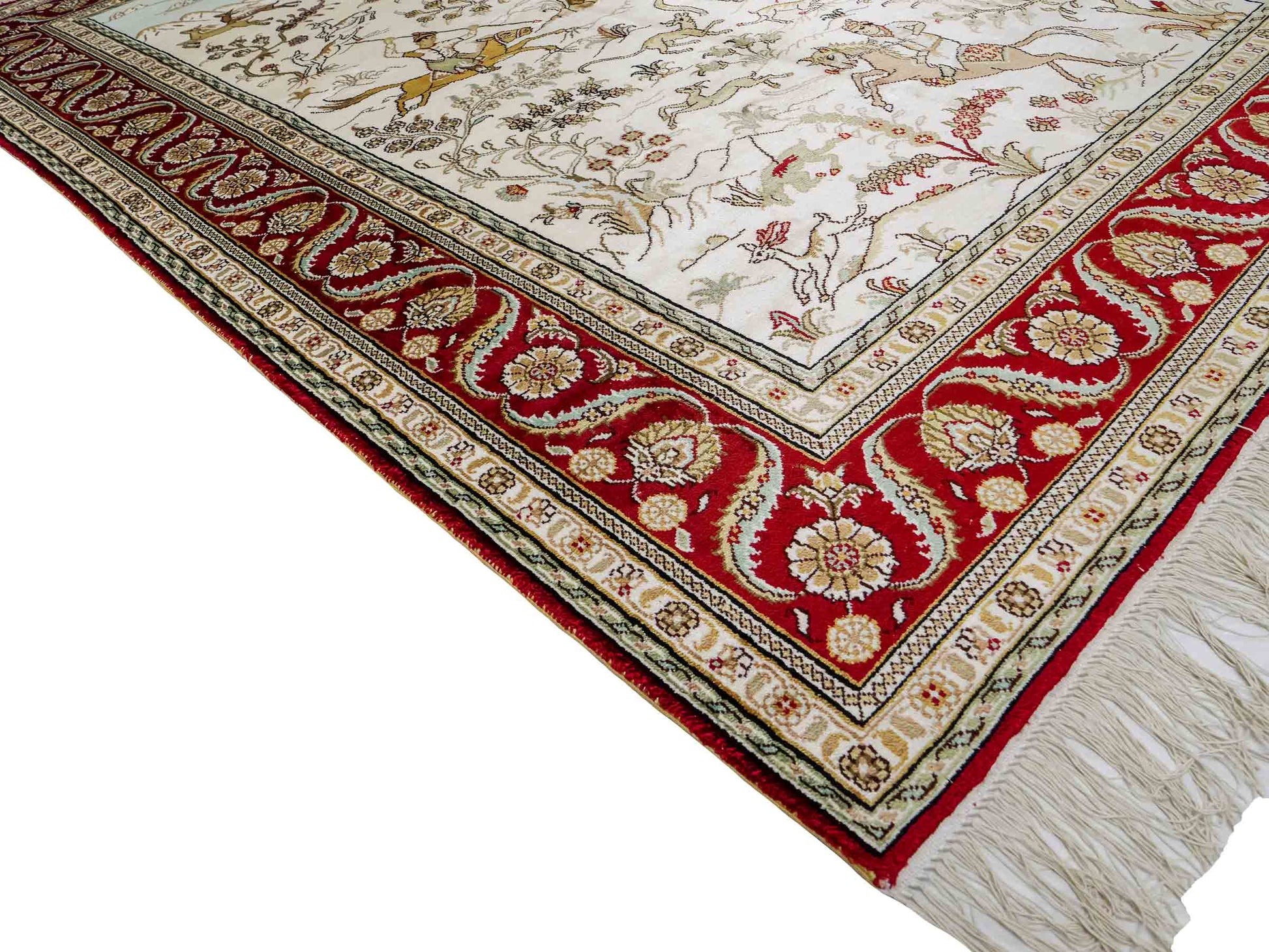 Feiner, handgeknüpfter Art Ghom aus Kunstseide. Ursprung China. Größe: 183 x 124 cm. Hauptfarben: Weiß, Creme, Rot. Vertrieb durch JUPITER Intl.