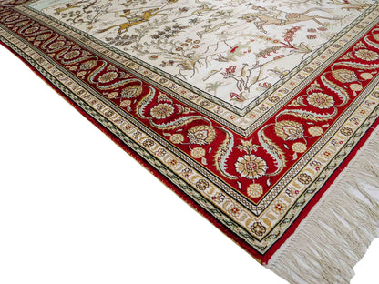 Feiner, handgeknüpfter Art Ghom aus Kunstseide. Ursprung China. Größe: 183 x 124 cm. Hauptfarben: Weiß, Creme, Rot. Vertrieb durch JUPITER Intl.