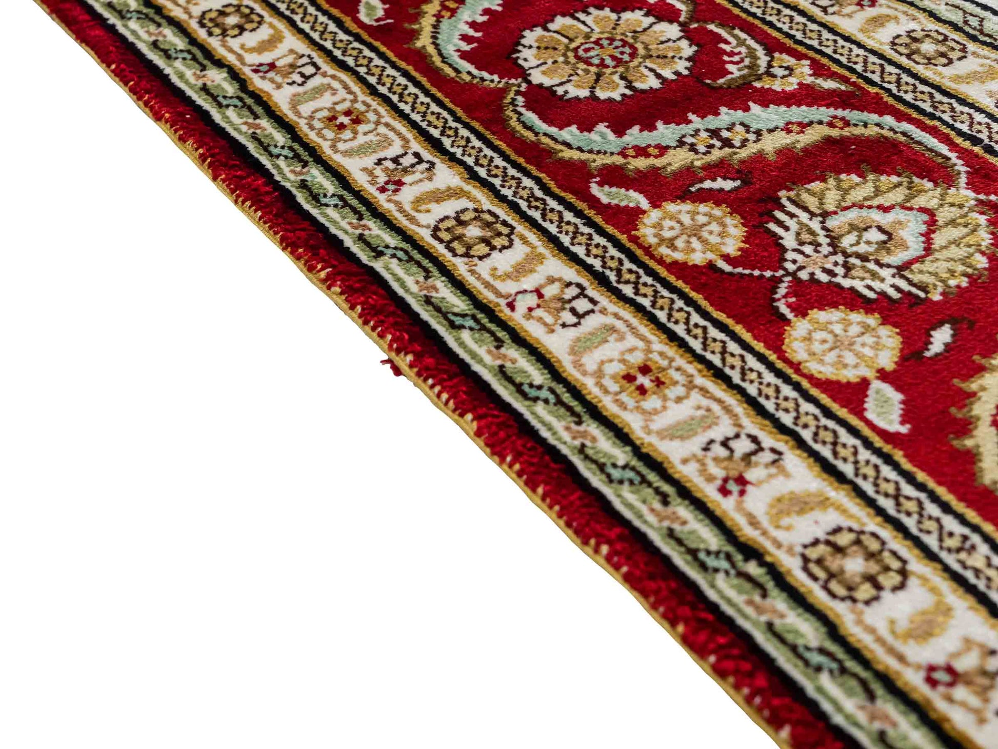 Feiner, handgeknüpfter Art Ghom aus Kunstseide. Ursprung China. Größe: 183 x 124 cm. Hauptfarben: Weiß, Creme, Rot. Vertrieb durch JUPITER Intl.
