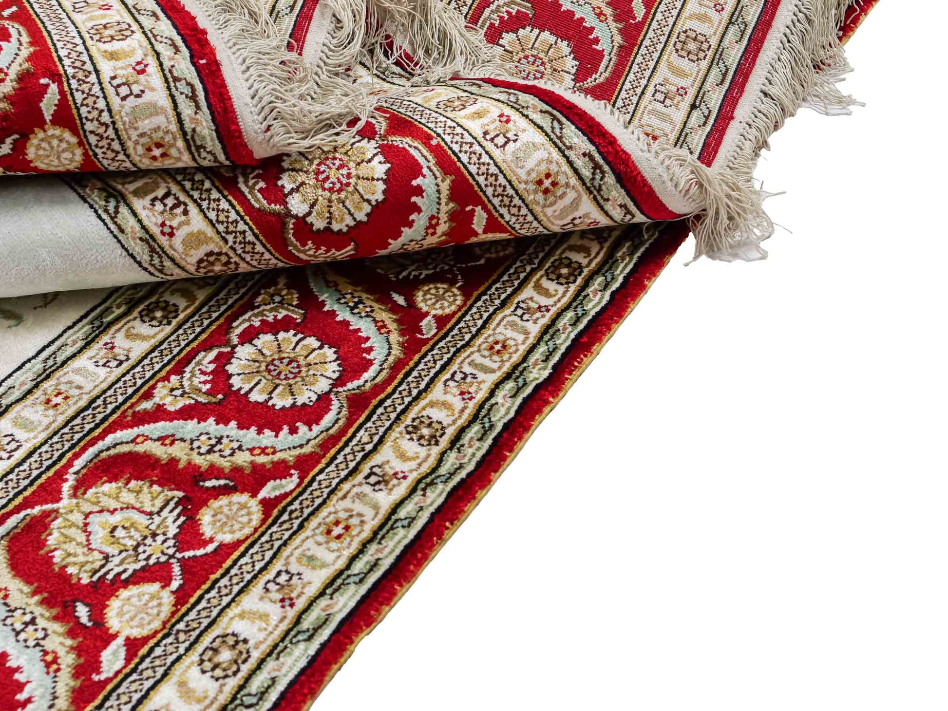 Feiner, handgeknüpfter Art Ghom aus Kunstseide. Ursprung China. Größe: 183 x 124 cm. Hauptfarben: Weiß, Creme, Rot. Vertrieb durch JUPITER Intl.
