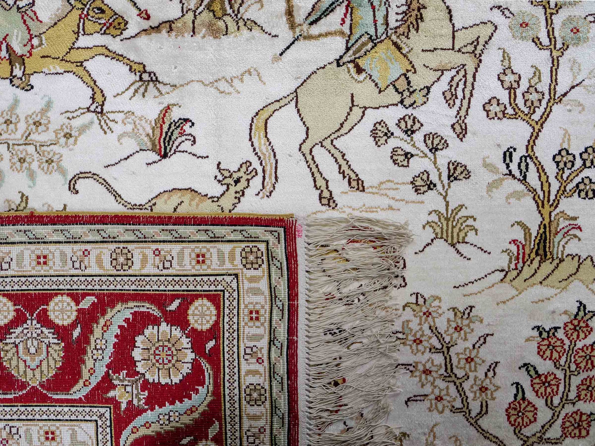 Feiner, handgeknüpfter Art Ghom aus Kunstseide. Ursprung China. Größe: 183 x 124 cm. Hauptfarben: Weiß, Creme, Rot. Vertrieb durch JUPITER Intl.