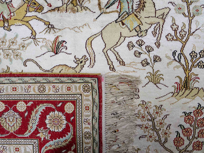 Feiner, handgeknüpfter Art Ghom aus Kunstseide. Ursprung China. Größe: 183 x 124 cm. Hauptfarben: Weiß, Creme, Rot. Vertrieb durch JUPITER Intl.