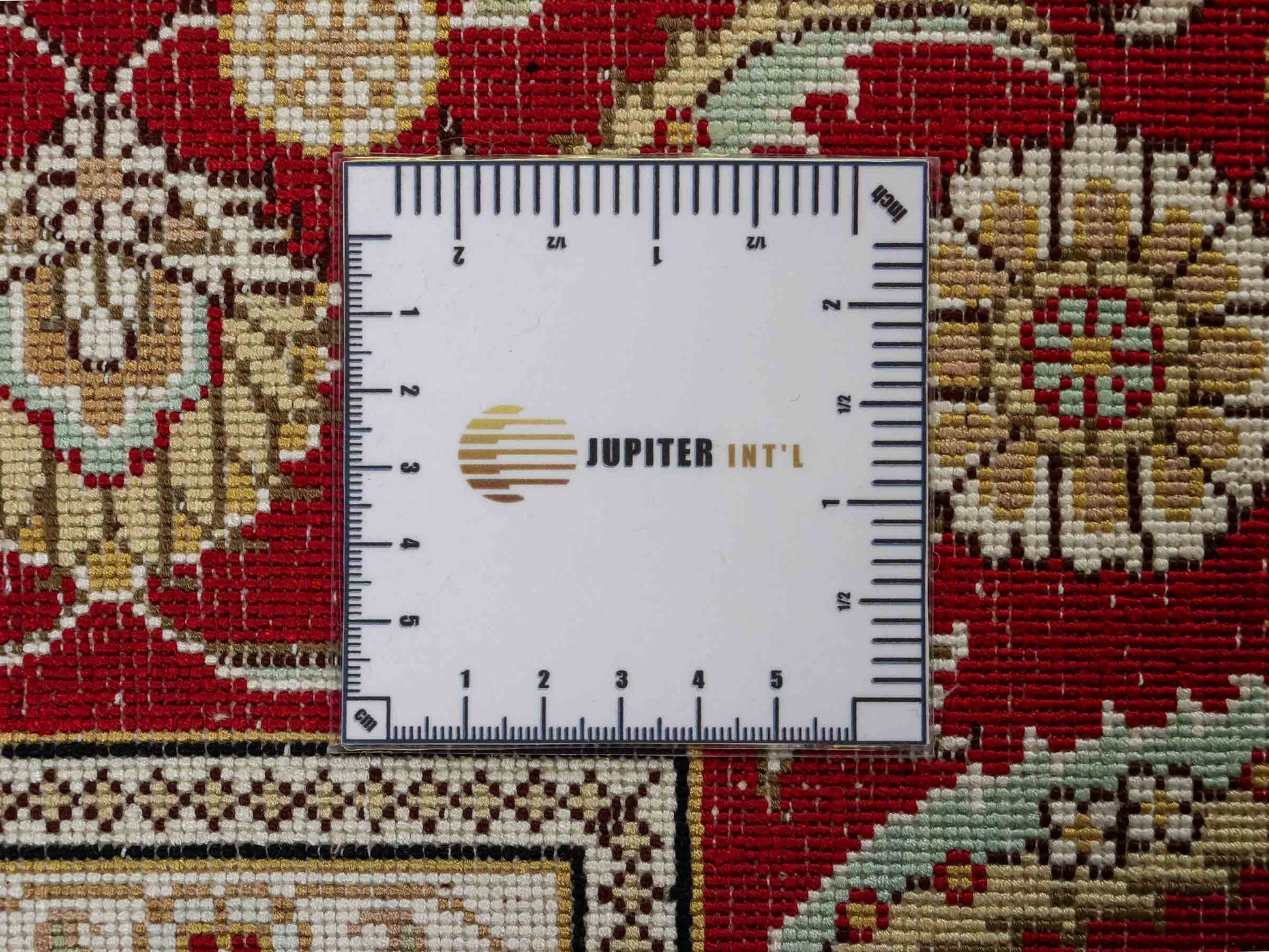 Feiner, handgeknüpfter Art Ghom aus Kunstseide. Ursprung China. Größe: 183 x 124 cm. Hauptfarben: Weiß, Creme, Rot. Vertrieb durch JUPITER Intl.
