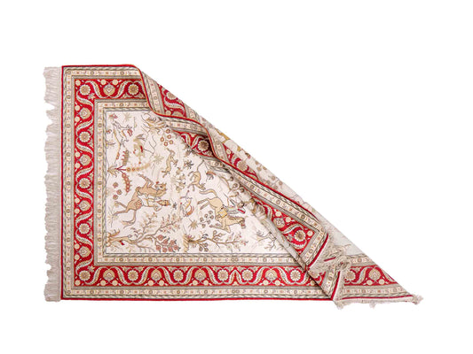 Feiner, handgeknüpfter Art Ghom aus Kunstseide. Ursprung China. Größe: 183 x 124 cm. Hauptfarben: Weiß, Creme, Rot. Vertrieb durch JUPITER Intl.