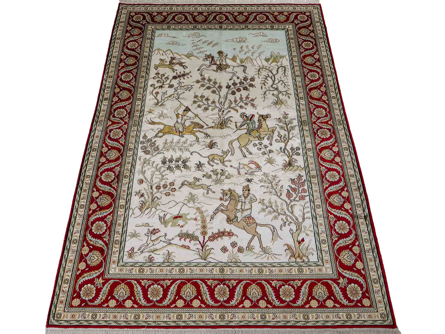 Feiner, handgeknüpfter Art Ghom aus Kunstseide. Ursprung China. Größe: 183 x 124 cm. Hauptfarben: Weiß, Creme, Rot. Vertrieb durch JUPITER Intl.