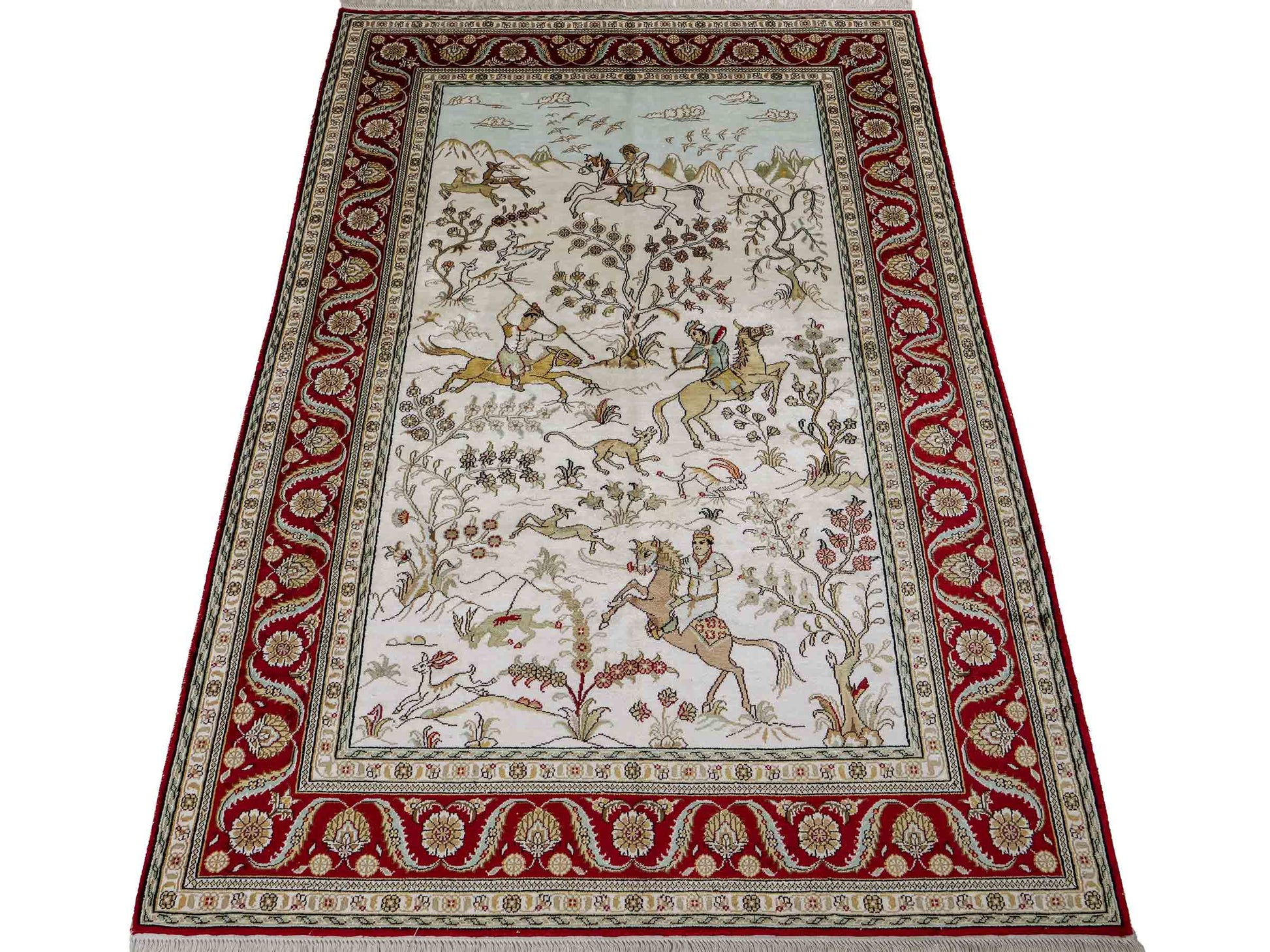 Feiner, handgeknüpfter Art Ghom aus Kunstseide. Ursprung China. Größe: 183 x 124 cm. Hauptfarben: Weiß, Creme, Rot. Vertrieb durch JUPITER Intl.