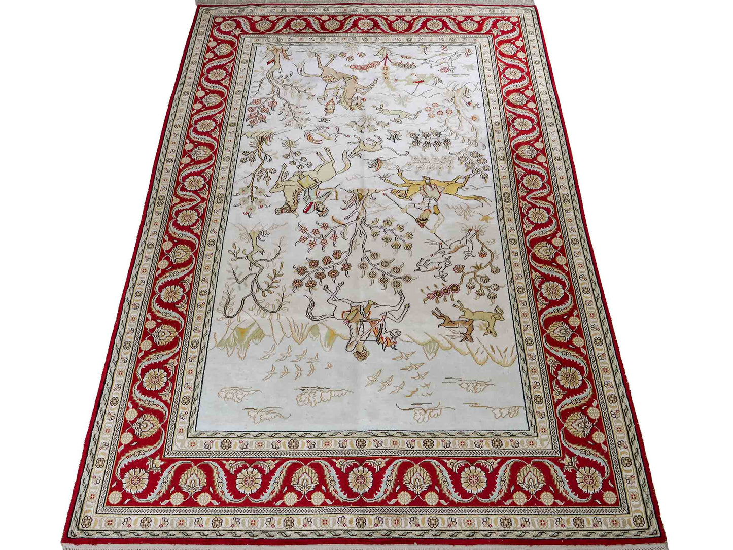 Feiner, handgeknüpfter Art Ghom aus Kunstseide. Ursprung China. Größe: 183 x 124 cm. Hauptfarben: Weiß, Creme, Rot. Vertrieb durch JUPITER Intl.