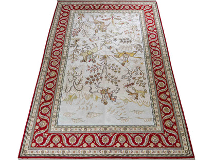 Feiner, handgeknüpfter Art Ghom aus Kunstseide. Ursprung China. Größe: 183 x 124 cm. Hauptfarben: Weiß, Creme, Rot. Vertrieb durch JUPITER Intl.
