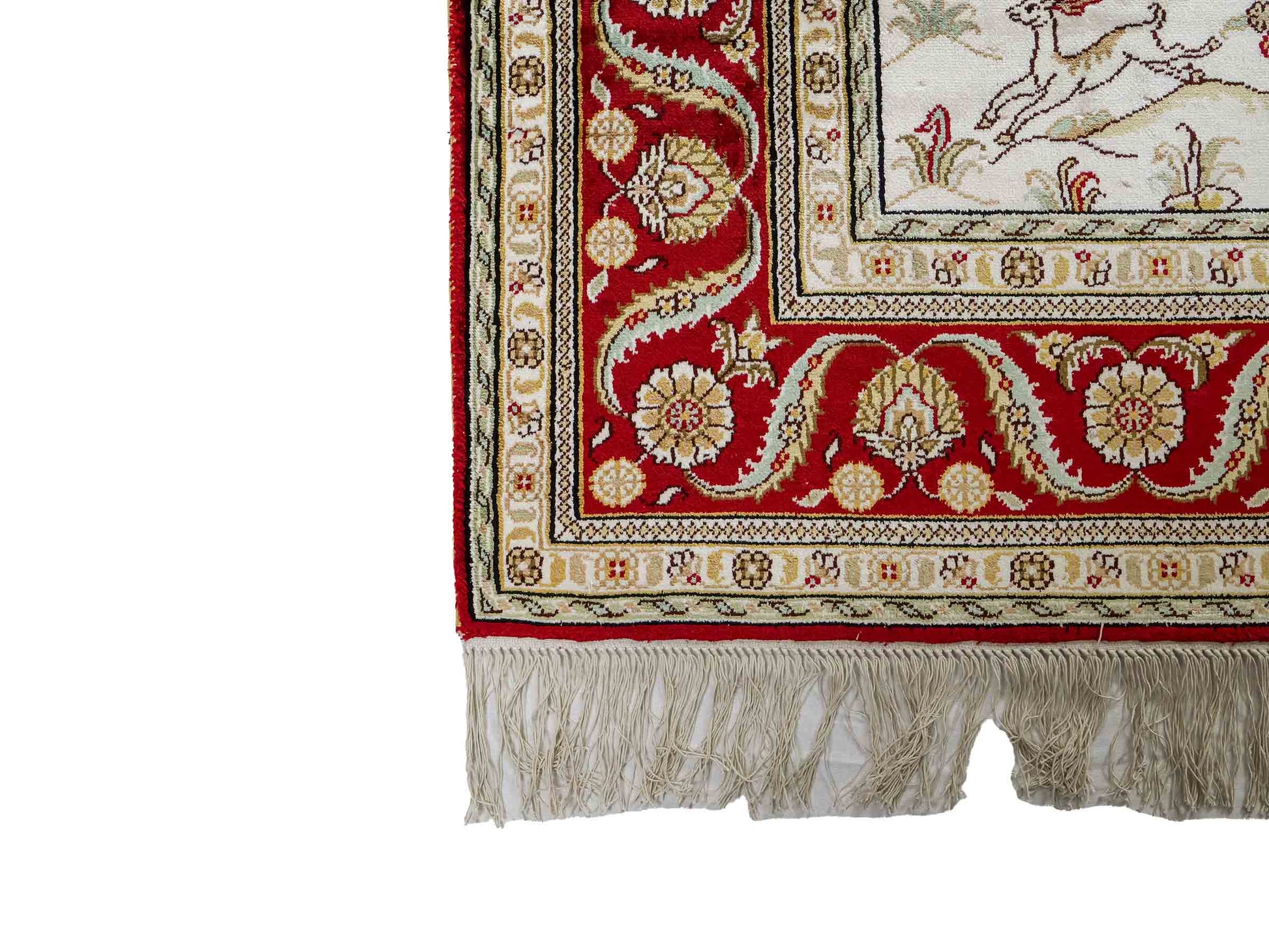 Feiner, handgeknüpfter Art Ghom aus Kunstseide. Ursprung China. Größe: 183 x 124 cm. Hauptfarben: Weiß, Creme, Rot. Vertrieb durch JUPITER Intl.