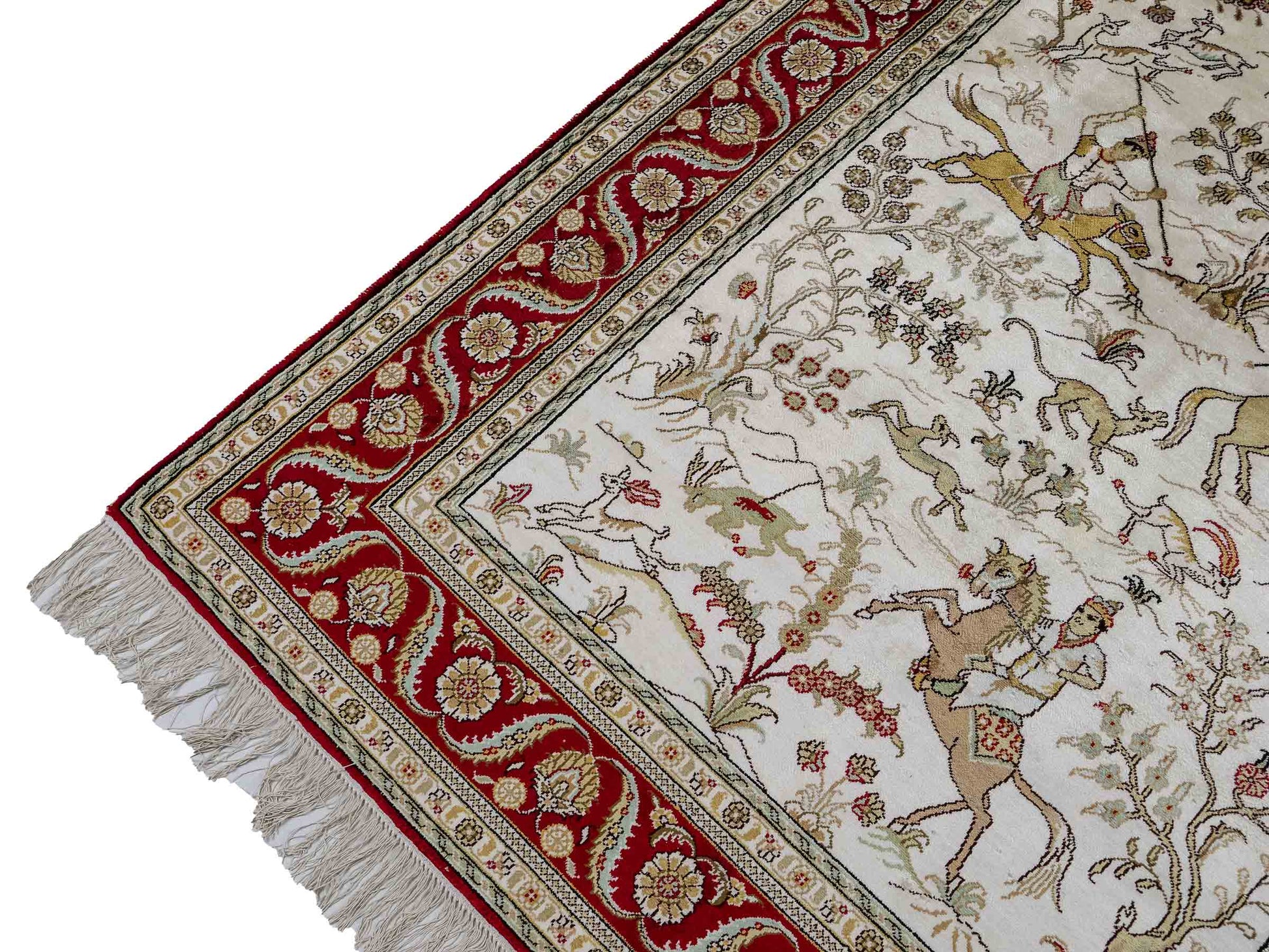 Feiner, handgeknüpfter Art Ghom aus Kunstseide. Ursprung China. Größe: 183 x 124 cm. Hauptfarben: Weiß, Creme, Rot. Vertrieb durch JUPITER Intl.