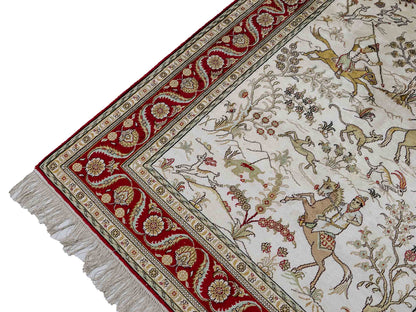 Feiner, handgeknüpfter Art Ghom aus Kunstseide. Ursprung China. Größe: 183 x 124 cm. Hauptfarben: Weiß, Creme, Rot. Vertrieb durch JUPITER Intl.
