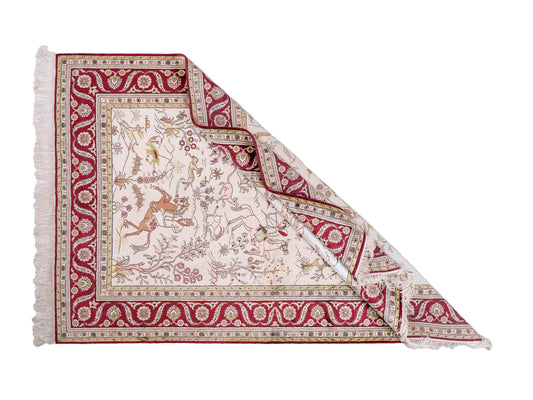 Feiner, handgeknüpfter, chinesischer Orientteppich mit Ghom Design aus Kunstseide, creme, rot, blau. 183x125 cm. Verkauf durch Jupiter Intl.