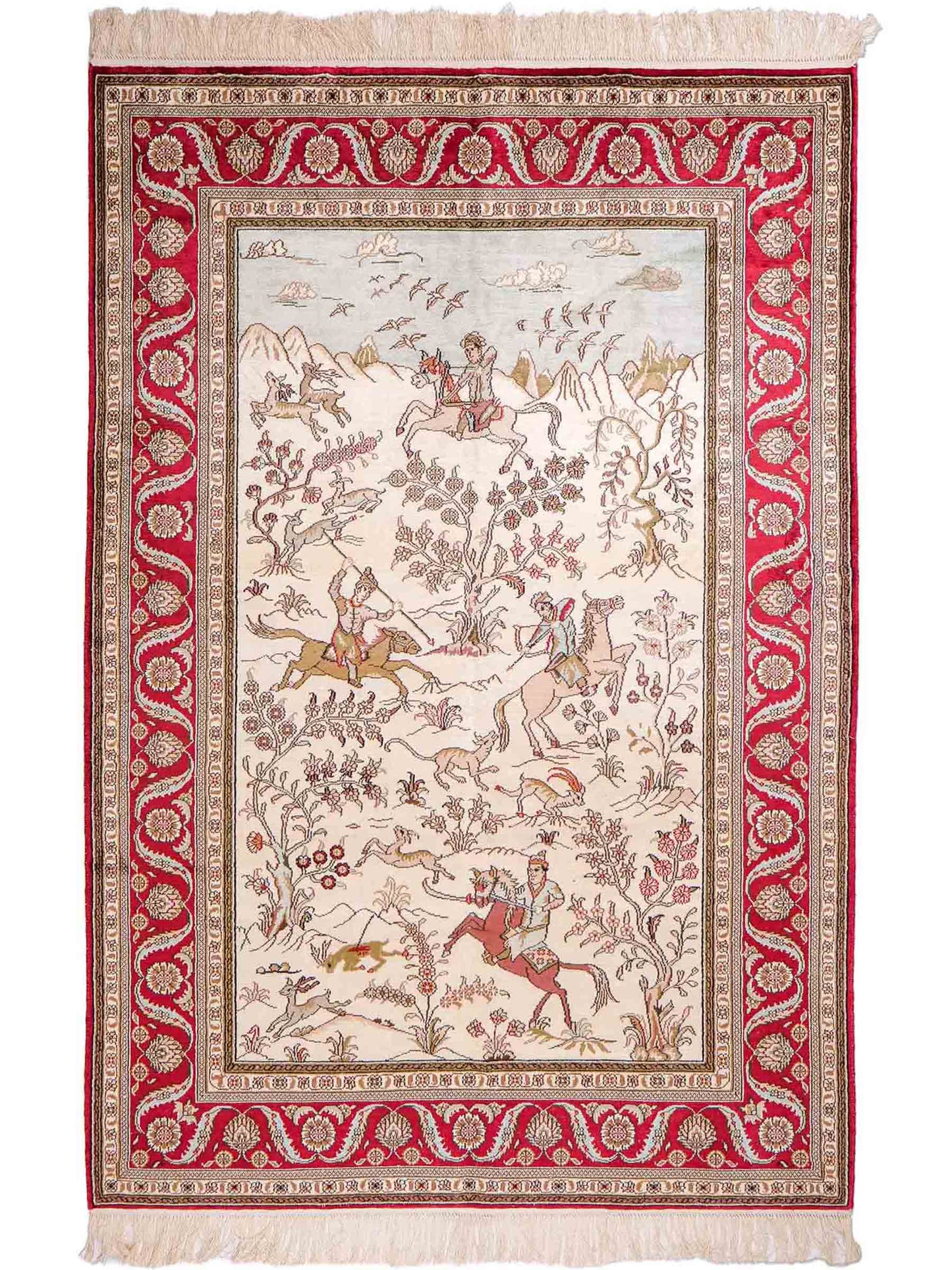 Feiner, handgeknüpfter, chinesischer Orientteppich mit Ghom Design aus Kunstseide, creme, weiß, rot, blau. 183x125 cm. Verkauf durch Jupiter Intl.