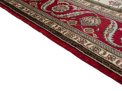 Feiner, handgeknüpfter, chinesischer Orientteppich mit Ghom Design aus Kunstseide, creme, weiß, rot, blau. 183x125 cm. Verkauf durch Jupiter Intl.