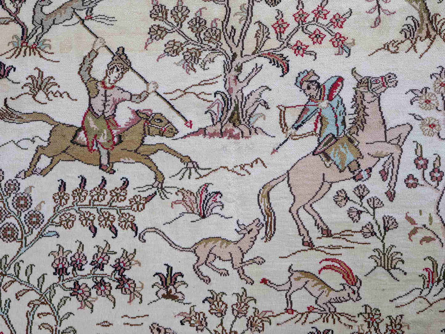 Feiner, handgeknüpfter, chinesischer Orientteppich mit Ghom Design aus Kunstseide, creme, weiß, rot, blau. 183x125 cm. Verkauf durch Jupiter Intl.