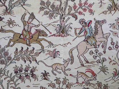 Feiner, handgeknüpfter, chinesischer Orientteppich mit Ghom Design aus Kunstseide, creme, weiß, rot, blau. 183x125 cm. Verkauf durch Jupiter Intl.