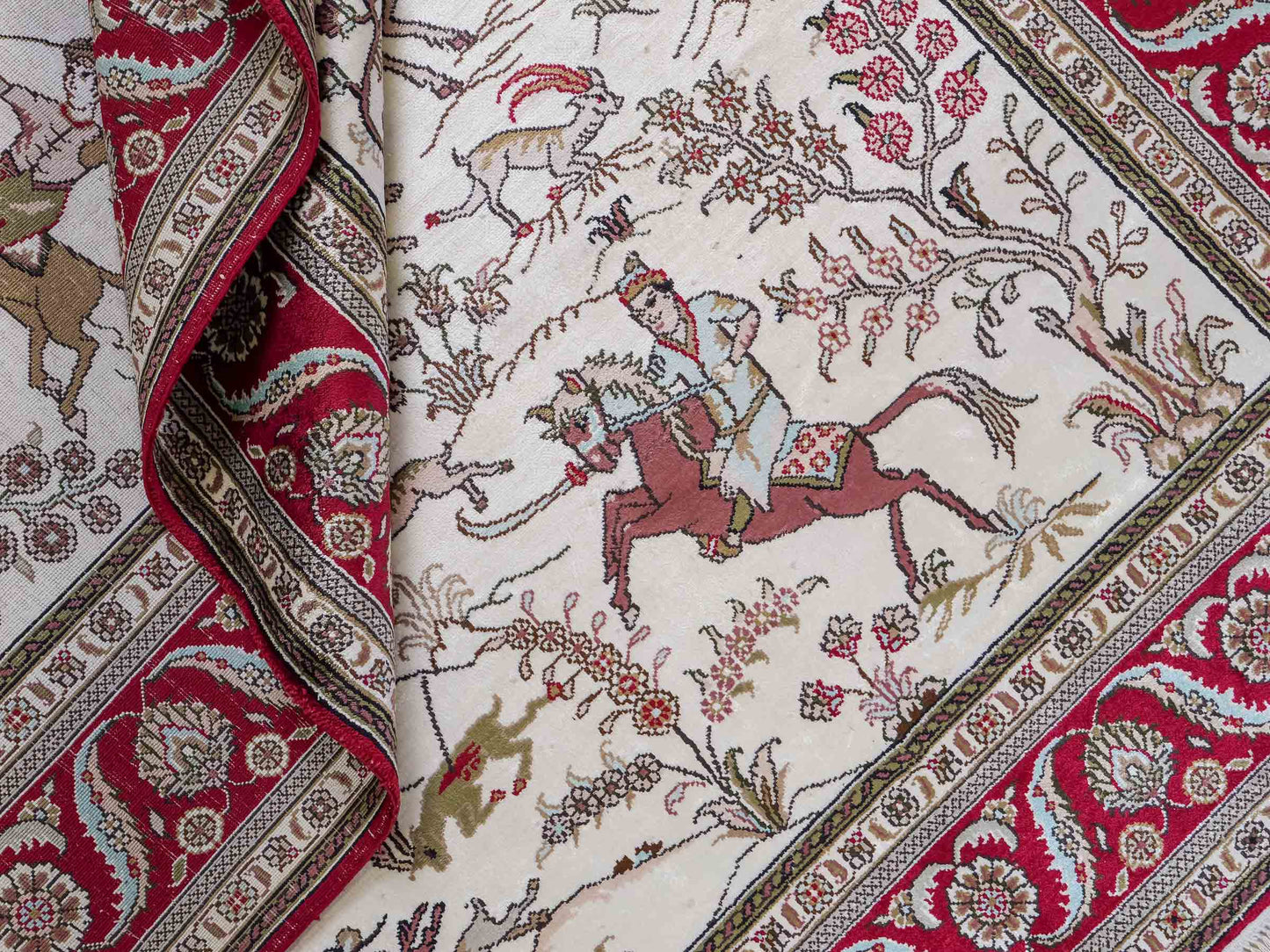 Feiner, handgeknüpfter, chinesischer Orientteppich mit Ghom Design aus Kunstseide, creme, weiß, rot, blau. 183x125 cm. Verkauf durch Jupiter Intl.