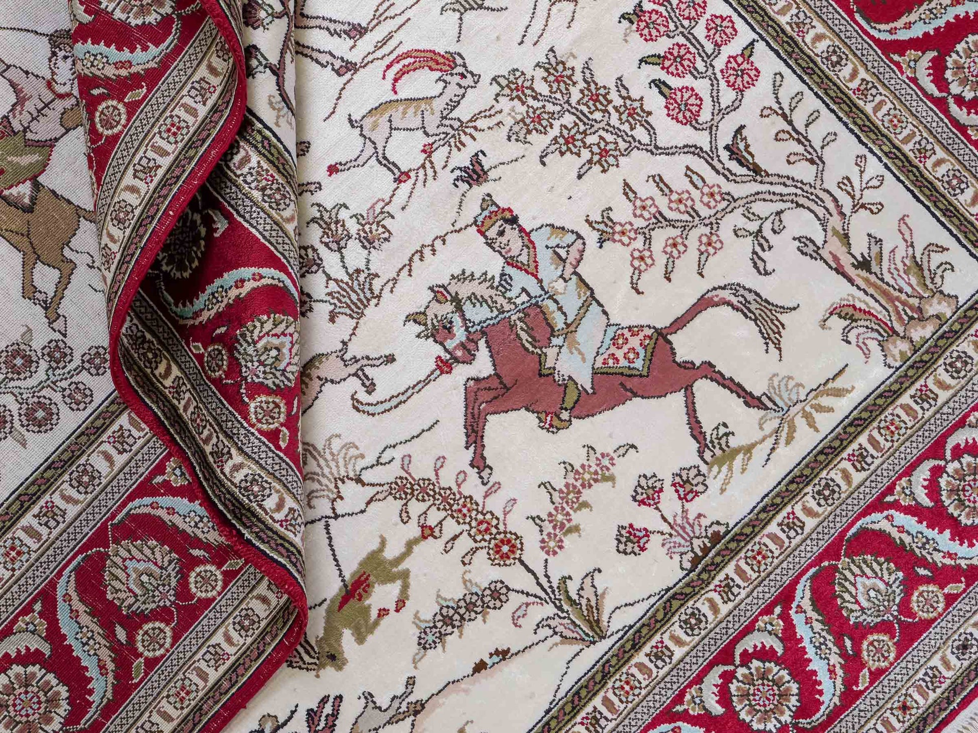 Feiner, handgeknüpfter, chinesischer Orientteppich mit Ghom Design aus Kunstseide, creme, weiß, rot, blau. 183x125 cm. Verkauf durch Jupiter Intl.