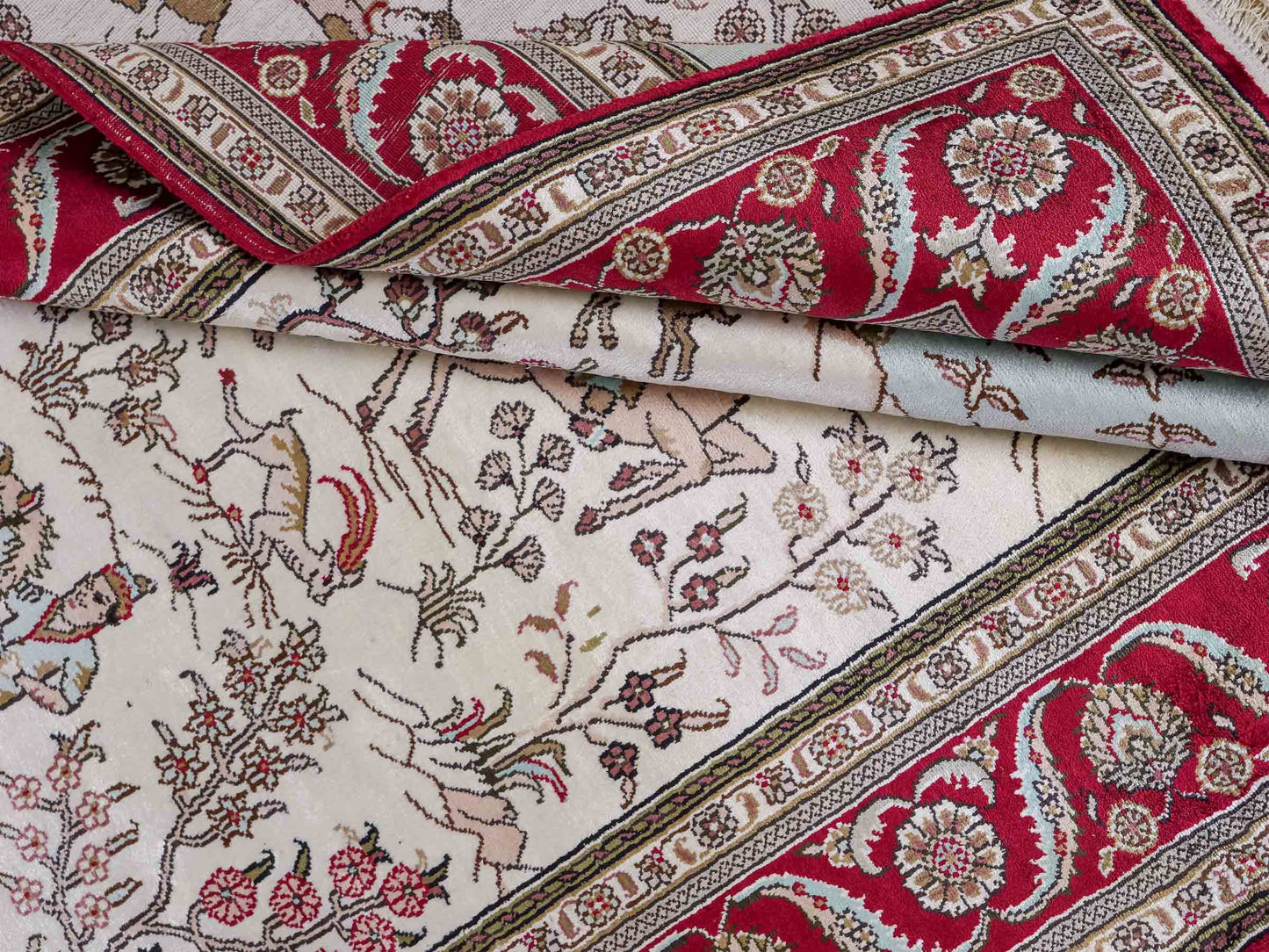Feiner, handgeknüpfter, chinesischer Orientteppich mit Ghom Design aus Kunstseide, creme, weiß, rot, blau. 183x125 cm. Verkauf durch Jupiter Intl.
