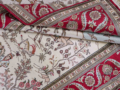 Feiner, handgeknüpfter, chinesischer Orientteppich mit Ghom Design aus Kunstseide, creme, weiß, rot, blau. 183x125 cm. Verkauf durch Jupiter Intl.