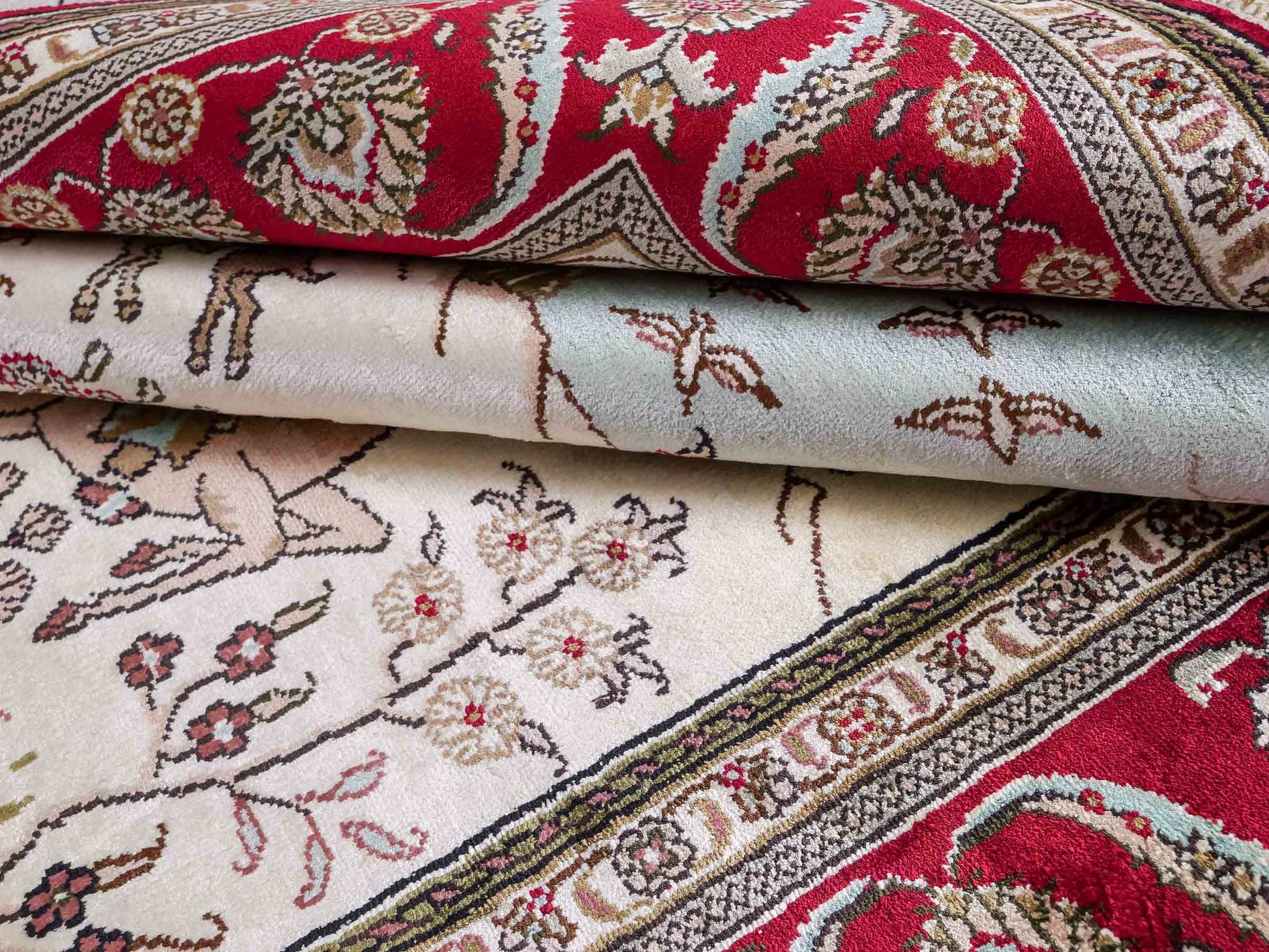 Feiner, handgeknüpfter, chinesischer Orientteppich mit Ghom Design aus Kunstseide, creme, weiß, rot, blau. 183x125 cm. Verkauf durch Jupiter Intl.
