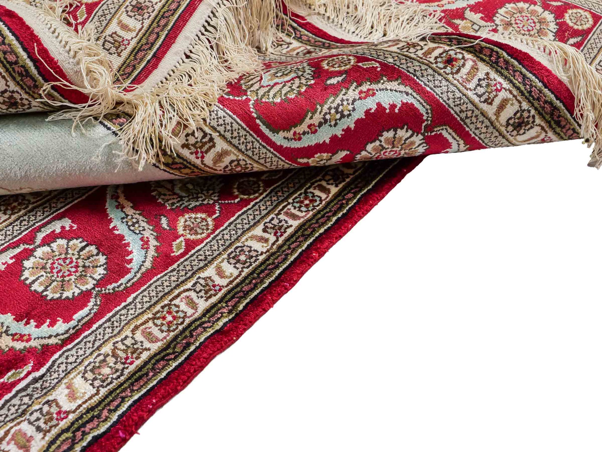 Feiner, handgeknüpfter, chinesischer Orientteppich mit Ghom Design aus Kunstseide, creme, weiß, rot, blau. 183x125 cm. Verkauf durch Jupiter Intl.