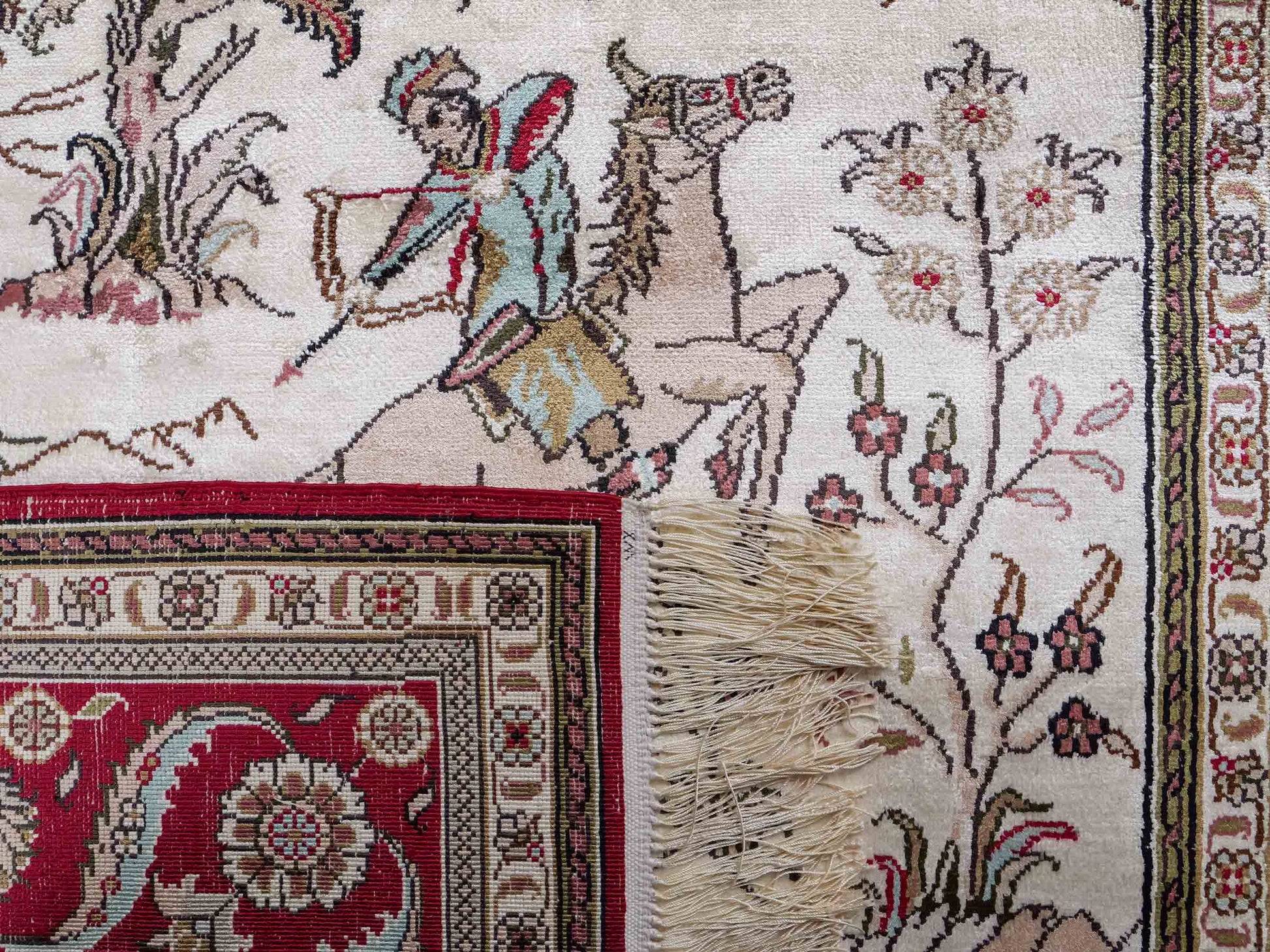 Feiner, handgeknüpfter, chinesischer Orientteppich mit Ghom Design aus Kunstseide, creme, weiß, rot, blau. 183x125 cm. Verkauf durch Jupiter Intl.