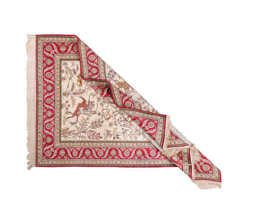 Feiner, handgeknüpfter, chinesischer Orientteppich mit Ghom Design aus Kunstseide, creme, weiß, rot, blau. 183x125 cm. Verkauf durch Jupiter Intl.