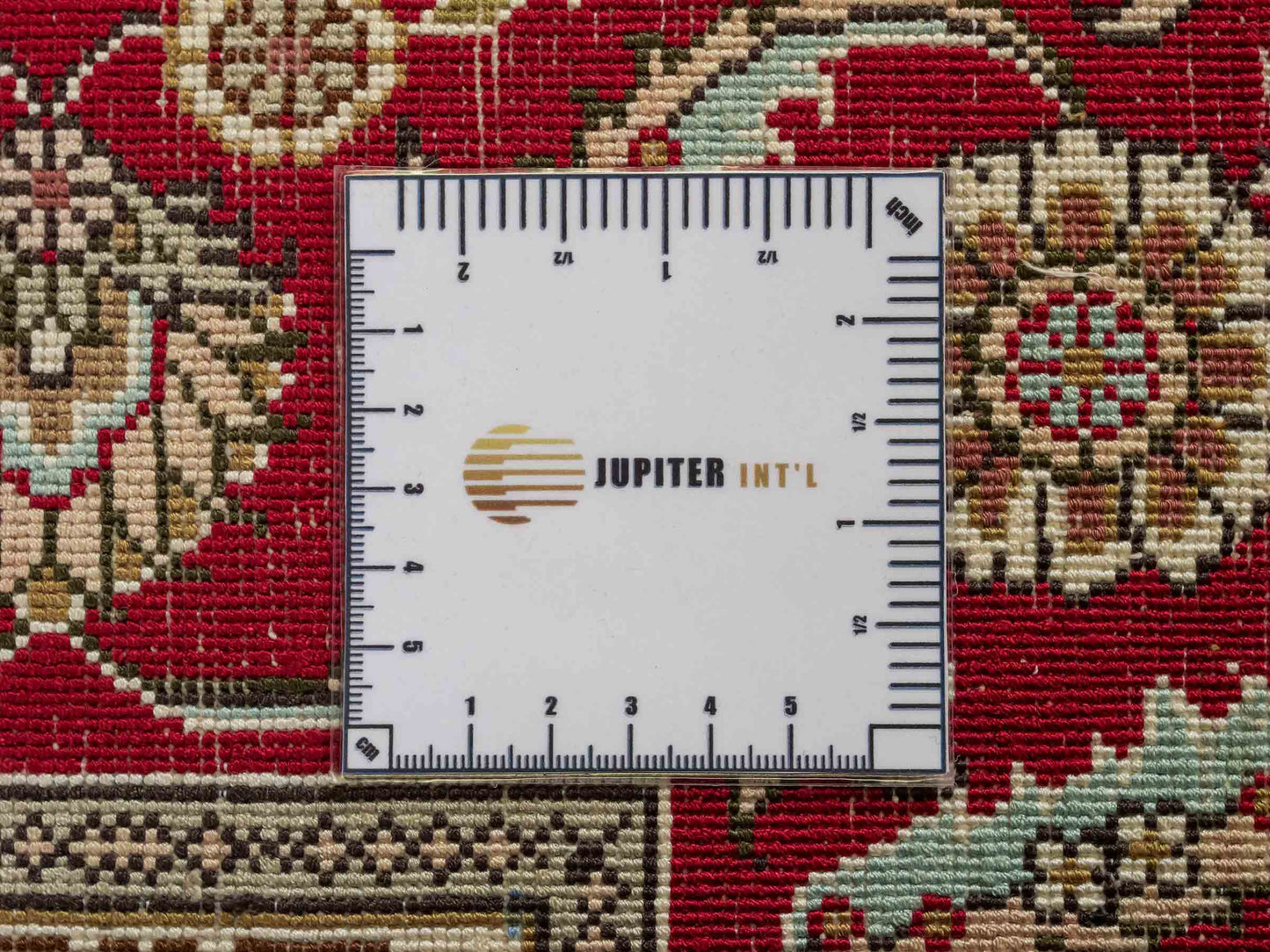 Feiner, handgeknüpfter, chinesischer Orientteppich mit Ghom Design aus Kunstseide, creme, weiß, rot, blau. 183x125 cm. Verkauf durch Jupiter Intl.