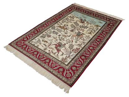 Feiner, handgeknüpfter, chinesischer Orientteppich mit Ghom Design aus Kunstseide, creme, weiß, rot, blau. 183x125 cm. Verkauf durch Jupiter Intl.