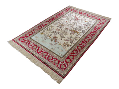 Feiner, handgeknüpfter, chinesischer Orientteppich mit Ghom Design aus Kunstseide, creme, weiß, rot, blau. 183x125 cm. Verkauf durch Jupiter Intl.