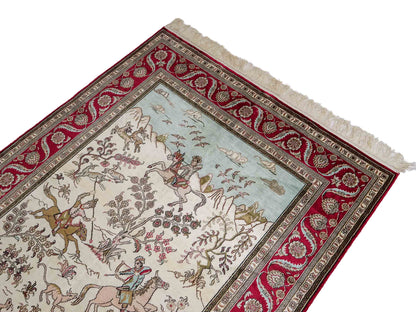 Feiner, handgeknüpfter, chinesischer Orientteppich mit Ghom Design aus Kunstseide, creme, weiß, rot, blau. 183x125 cm. Verkauf durch Jupiter Intl.