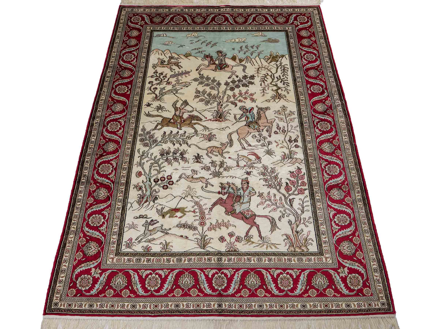 Feiner, handgeknüpfter, chinesischer Orientteppich mit Ghom Design aus Kunstseide, creme, weiß, rot, blau. 183x125 cm. Verkauf durch Jupiter Intl.