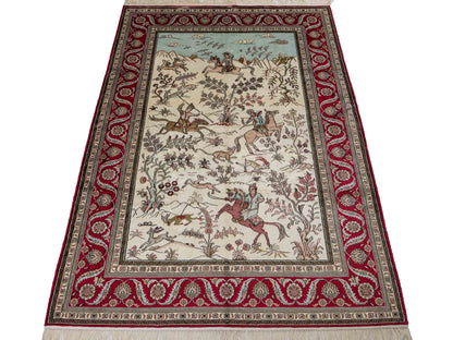 Feiner, handgeknüpfter, chinesischer Orientteppich mit Ghom Design aus Kunstseide, creme, weiß, rot, blau. 183x125 cm. Verkauf durch Jupiter Intl.