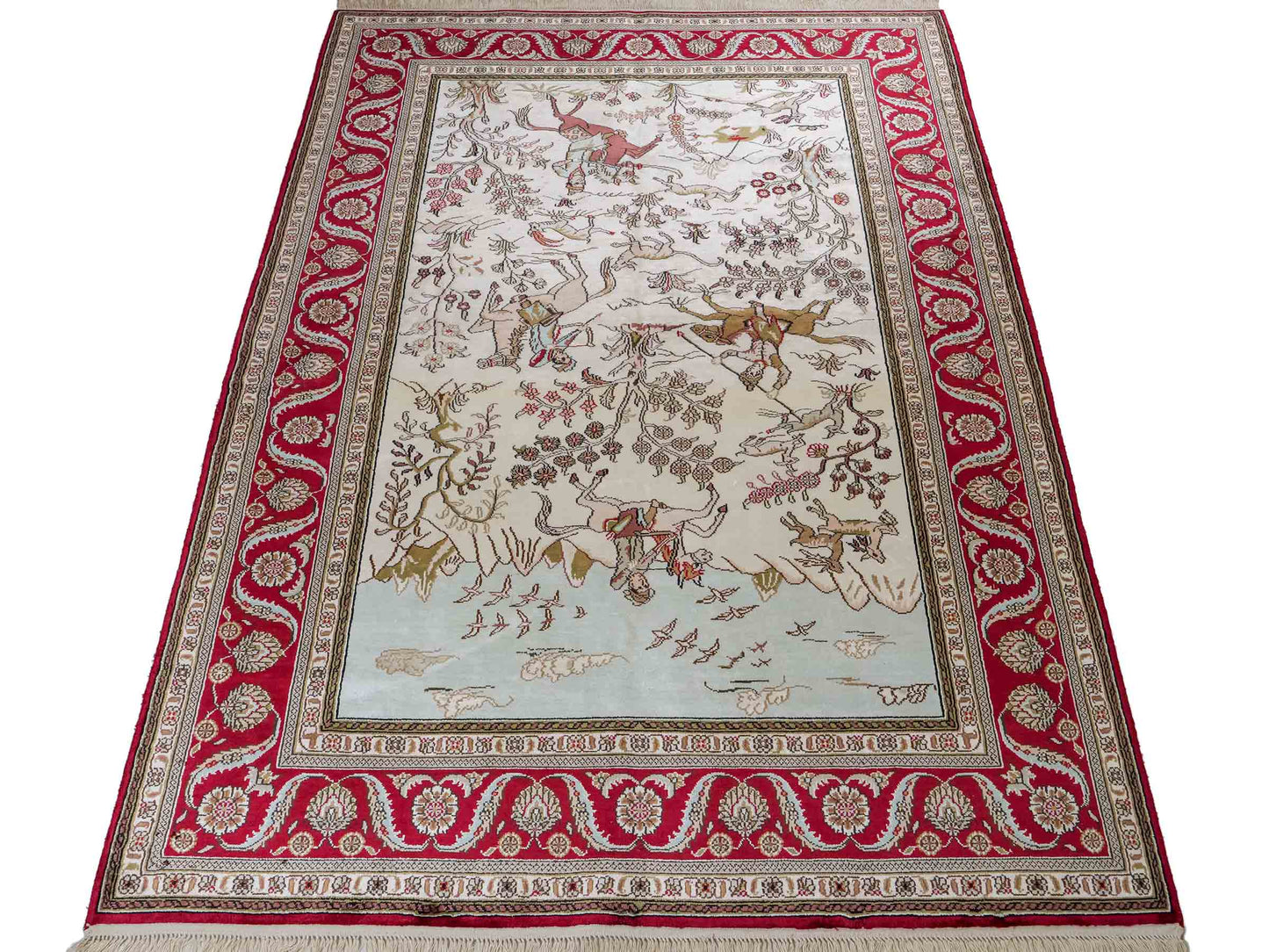 Feiner, handgeknüpfter, chinesischer Orientteppich mit Ghom Design aus Kunstseide, creme, weiß, rot, blau. 183x125 cm. Verkauf durch Jupiter Intl.