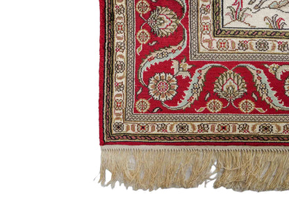 Feiner, handgeknüpfter, chinesischer Orientteppich mit Ghom Design aus Kunstseide, creme, weiß, rot, blau. 183x125 cm. Verkauf durch Jupiter Intl.