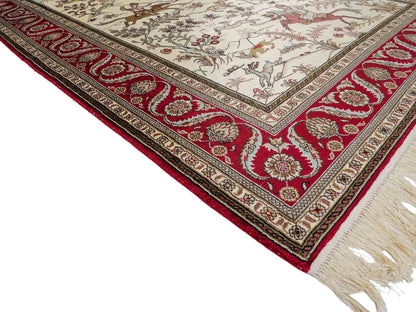 Feiner, handgeknüpfter, chinesischer Orientteppich mit Ghom Design aus Kunstseide, creme, weiß, rot, blau. 183x125 cm. Verkauf durch Jupiter Intl.