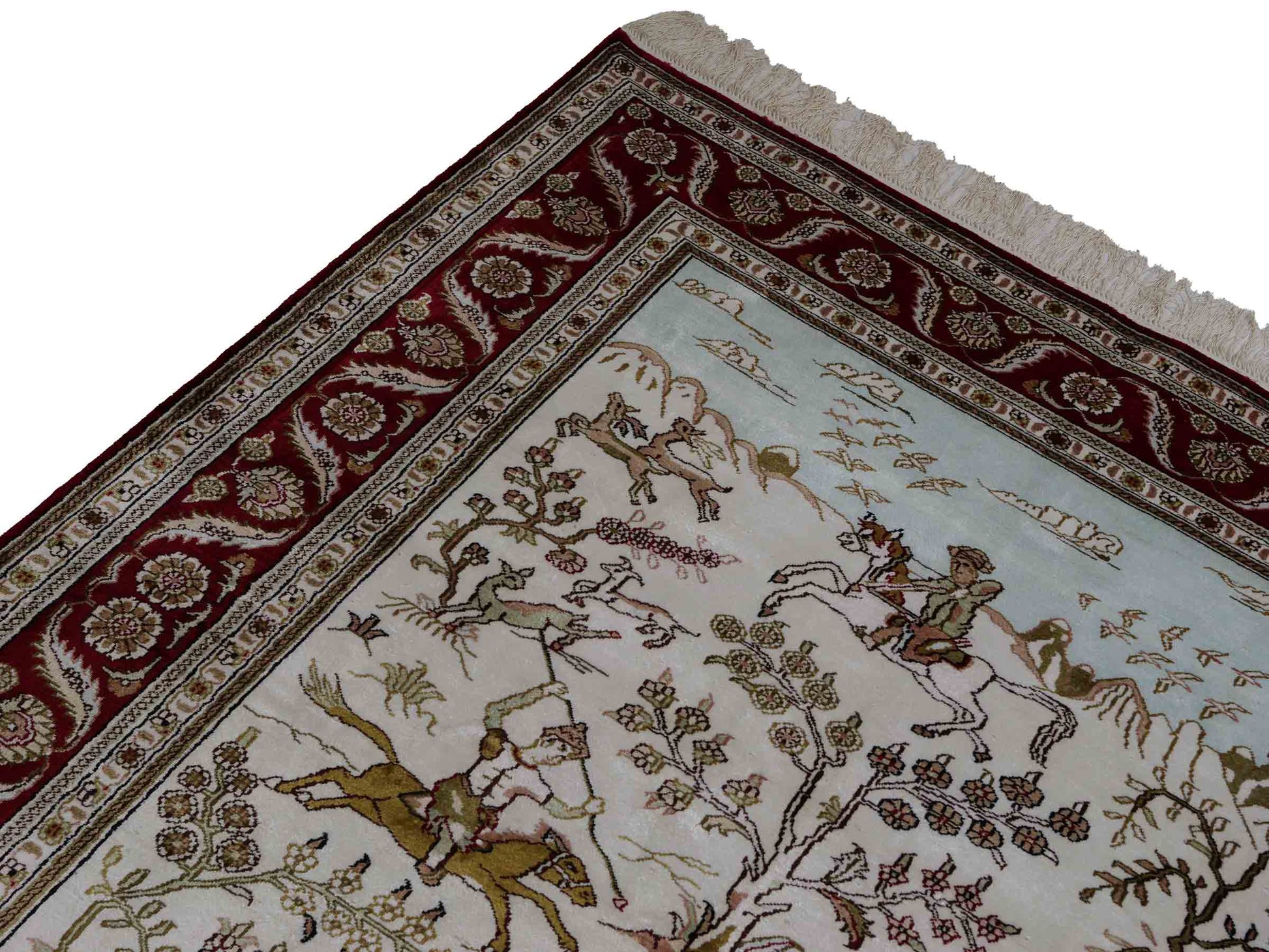 Feiner, handgeknüpfter Art Ghom aus Kunstseide. Ursprung China. Größe: 183 x 126 cm. Hauptfarben: Weiß, Creme, Rot. Vertrieb durch JUPITER Intl.