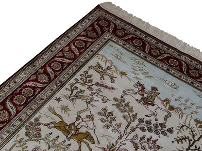 Feiner, handgeknüpfter Art Ghom aus Kunstseide. Ursprung China. Größe: 183 x 126 cm. Hauptfarben: Weiß, Creme, Rot. Vertrieb durch JUPITER Intl.